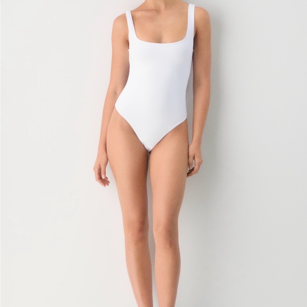 Aritzia Babaton square neck bodysuit